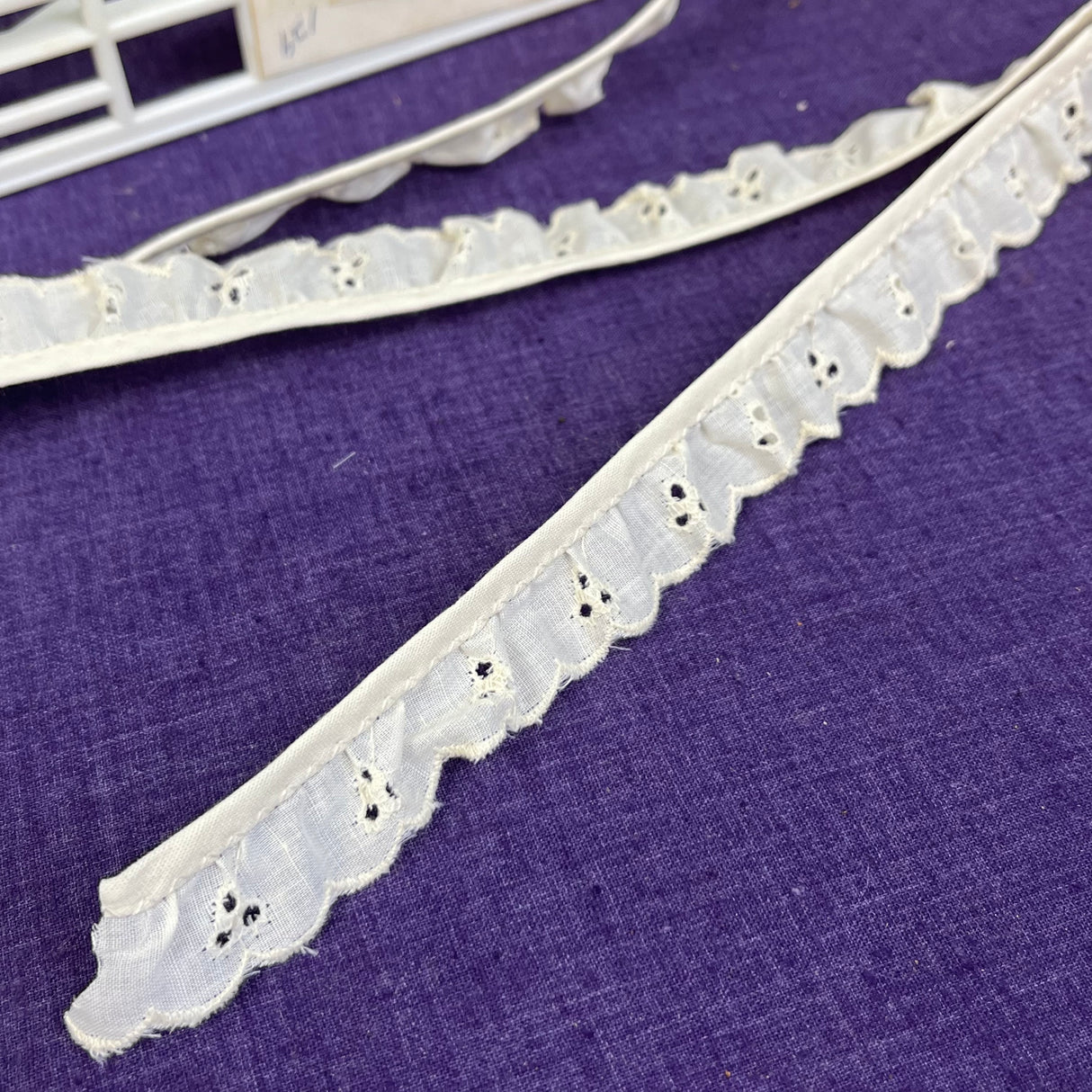 1970’s Cream Gathered Floral Single Eyelet Trim - Cotton Blend - BTY (TR8)