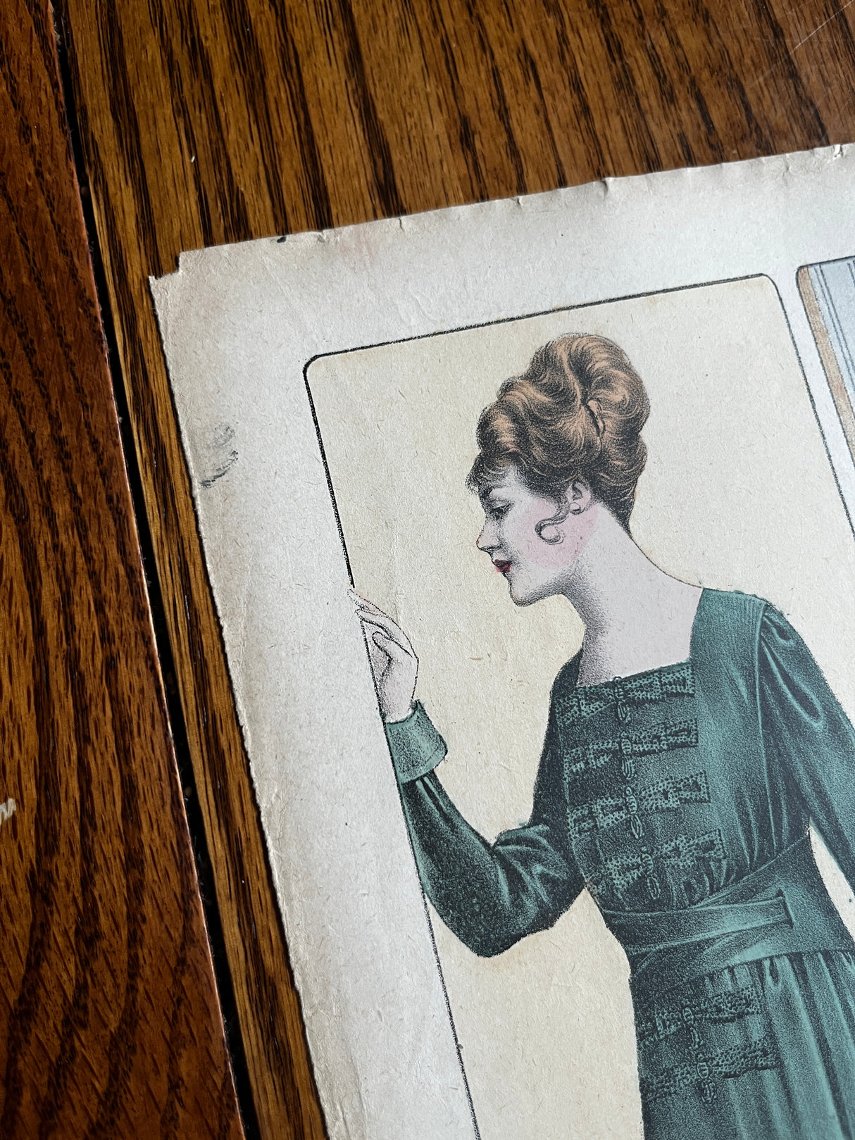 1910's La Femme Chic Fashion Plates - Center Fold