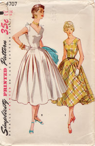 1950's Simplicity Fit and Flare One Piece Side Pleats Dress with V Neck Pattern - Bust 34" - No. 4707