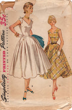 1950's Simplicity Fit and Flare One Piece Side Pleats Dress with V Neck Pattern - Bust 33" - No. 4707